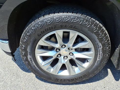 Used 2021 Chevrolet Silverado 1500 LTZ w/ Z71 Off-Road Package AWD/4WD image 9