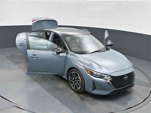 Used 2025 Nissan Sentra SR w/ SR Premium Package image 50
