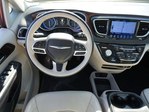 Used 2017 Chrysler Pacifica Limited FWD image 19