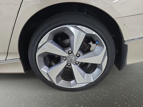 Used 2018 Honda Accord Touring image 31