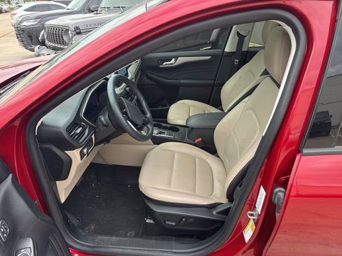 Used 2022 Ford Escape SEL w/ Technology Package image 2