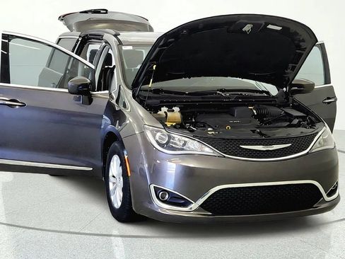 Used 2017 Chrysler Pacifica Touring-L FWD image 12