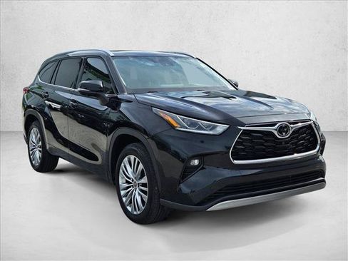 Used 2023 Toyota Highlander Platinum FWD image 3