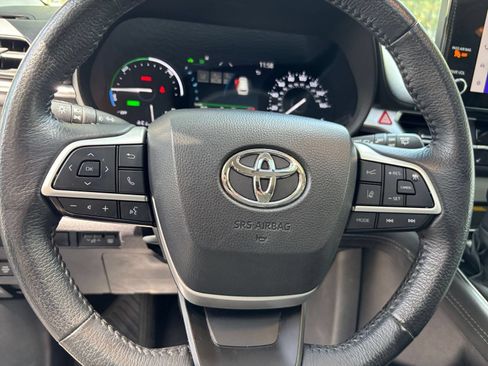 Used 2025 Toyota Sienna XLE FWD image 30