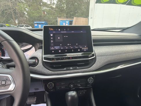 Used 2024 Jeep Compass Latitude image 27