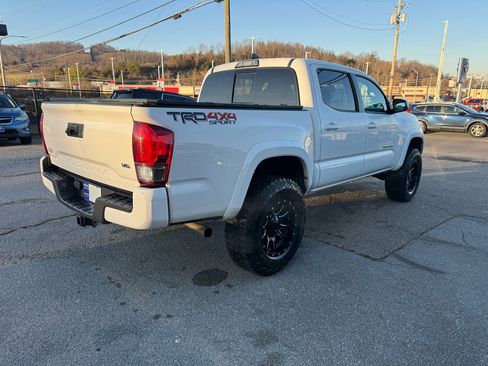 Used 2017 Toyota Tacoma SR5 image 4