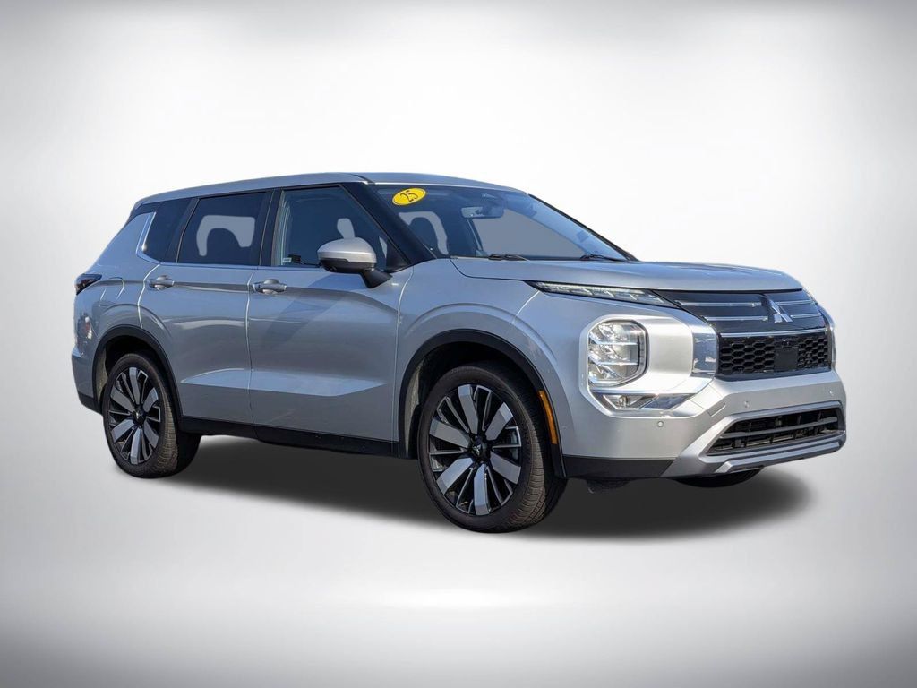 Used 2025 Mitsubishi Outlander SE FWD image 2