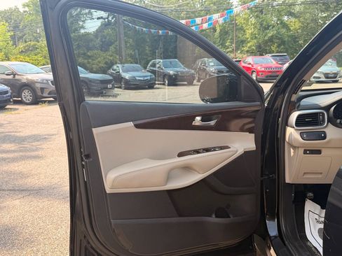 Used 2018 Kia Sorento FWD image 17