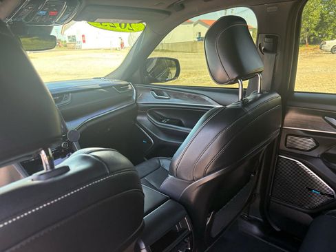 Used 2023 Jeep Grand Cherokee Overland AWD/4WD image 38