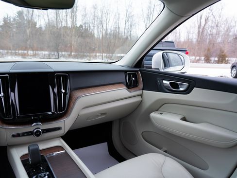 Used 2022 Volvo XC60 B5 Momentum image 26