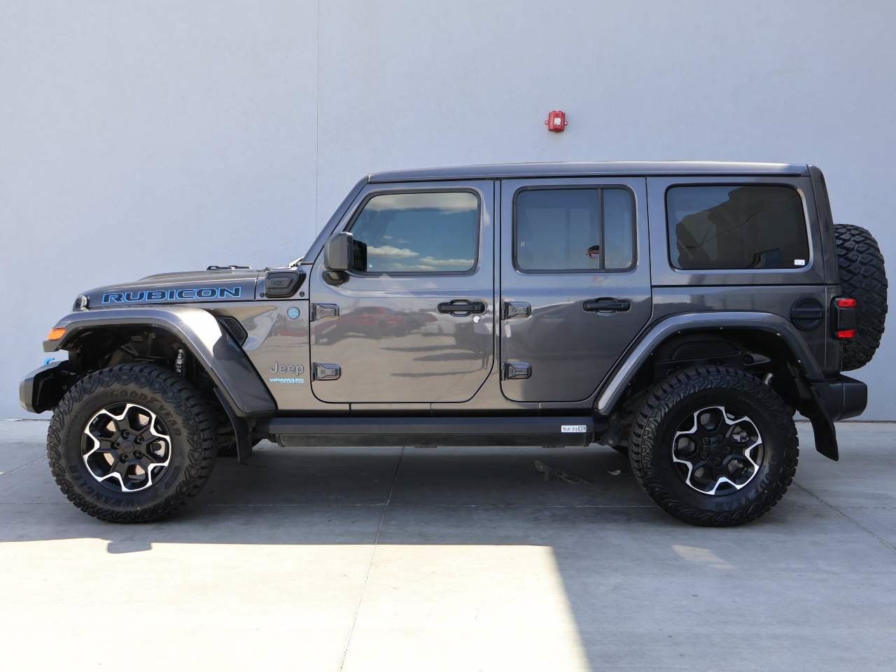 Used 2021 Jeep Wrangler Unlimited Rubicon 4xe w/ Cold Weather Group AWD/4WD image 2
