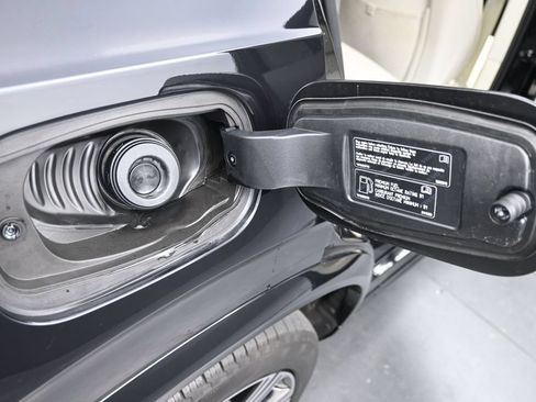 Certified 2024 Volvo XC90 B6 Plus w/ Protection Package Premier AWD/4WD image 18