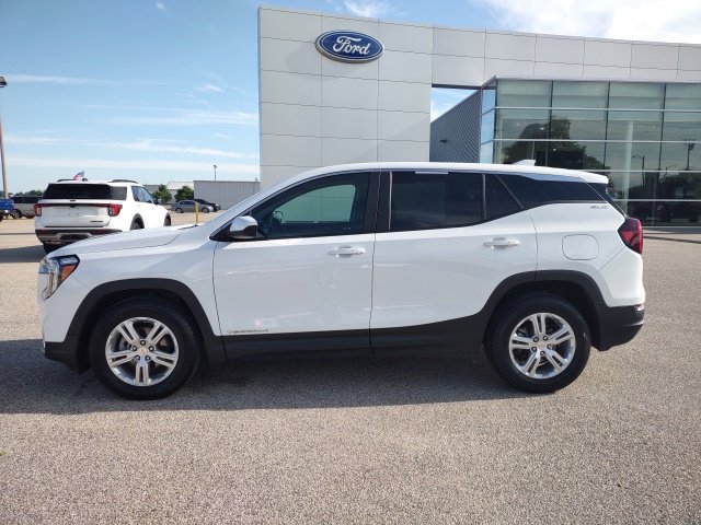 Used 2024 GMC Terrain SLE FWD image 2