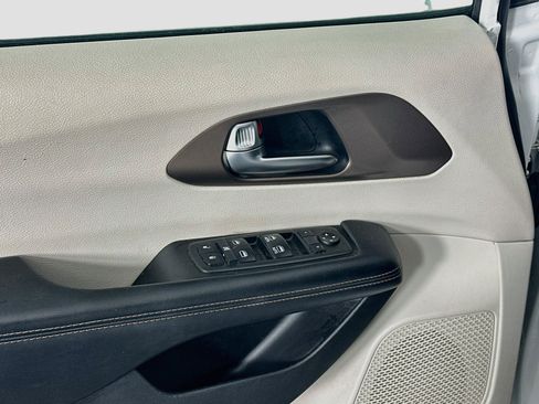 Used 2019 Chrysler Pacifica Touring-L FWD image 15