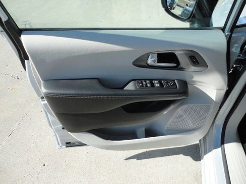 Used 2024 Chrysler Pacifica Touring-L image 3