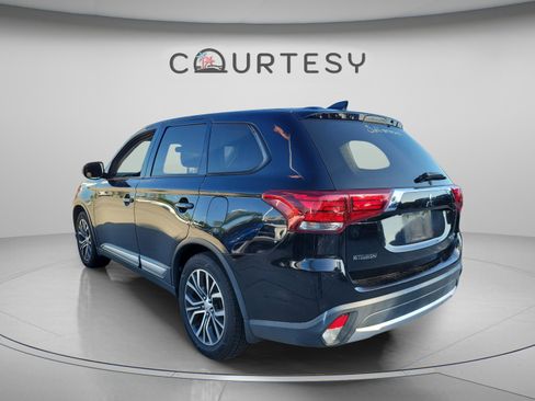 Used 2018 Mitsubishi Outlander SE FWD image 2