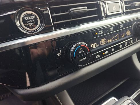 Used 2022 Nissan Pathfinder SV w/ SV Premium Package image 9