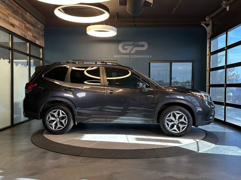 Used 2019 Subaru Forester Premium AWD/4WD image 2