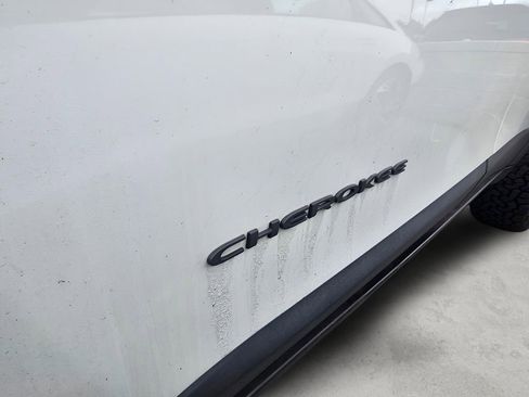 Used 2019 Jeep Cherokee Trailhawk w/ Cold Weather Group image 14