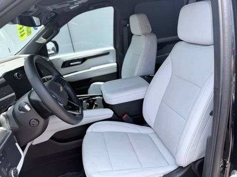 Certified 2025 Chevrolet Suburban Premier AWD/4WD image 9