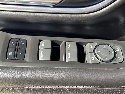 Used 2022 GMC Yukon SLT w/ SLT Premium Package image 28