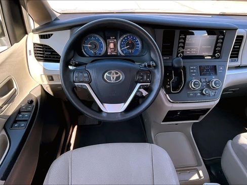 Used 2018 Toyota Sienna L image 6
