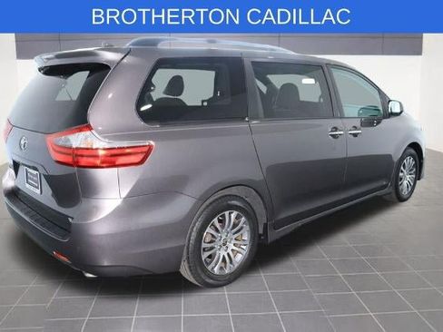 Used 2020 Toyota Sienna XLE w/ XLE Navigation Package FWD image 10