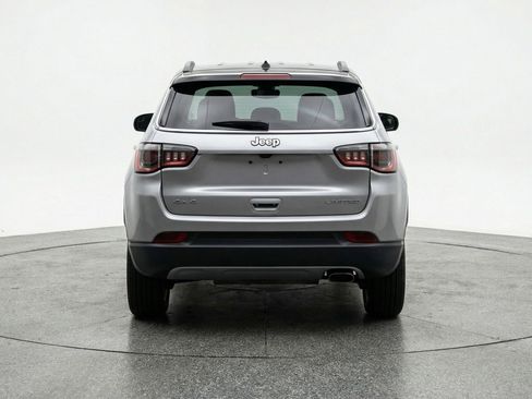 Used 2025 Jeep Compass Limited image 7