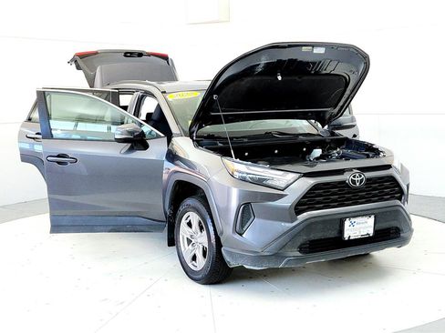 Used 2022 Toyota RAV4 XLE AWD/4WD image 9