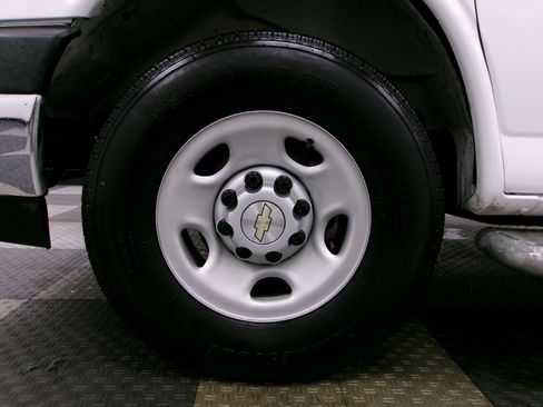 Used 2025 Chevrolet Express 2500 w/ Driver Convenience Package RWD image 15