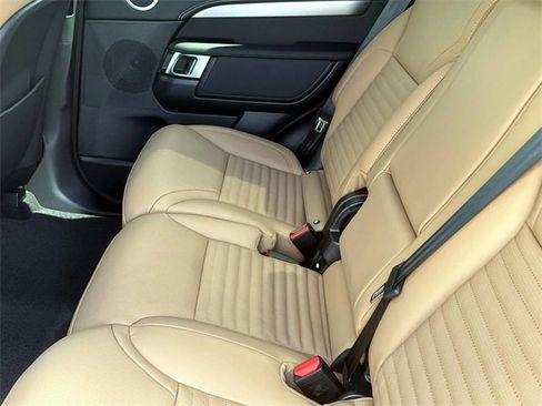 New 2025 Land Rover Discovery Dynamic SE image 12