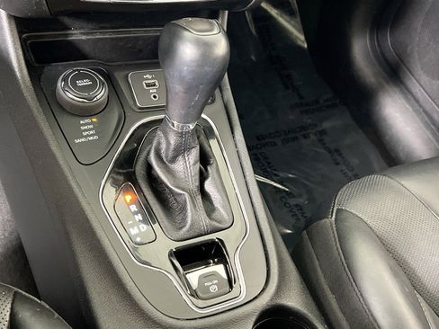 Used 2022 Jeep Cherokee Limited AWD/4WD image 16