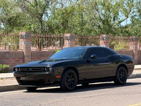 Used 2018 Dodge Challenger SXT image 1