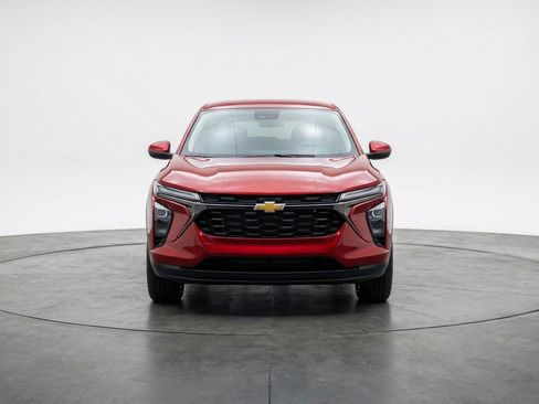 Used 2025 Chevrolet Trax LT FWD image 2