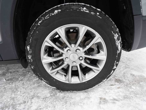 Used 2019 Jeep Cherokee Latitude Plus w/ Cold Weather Group image 29