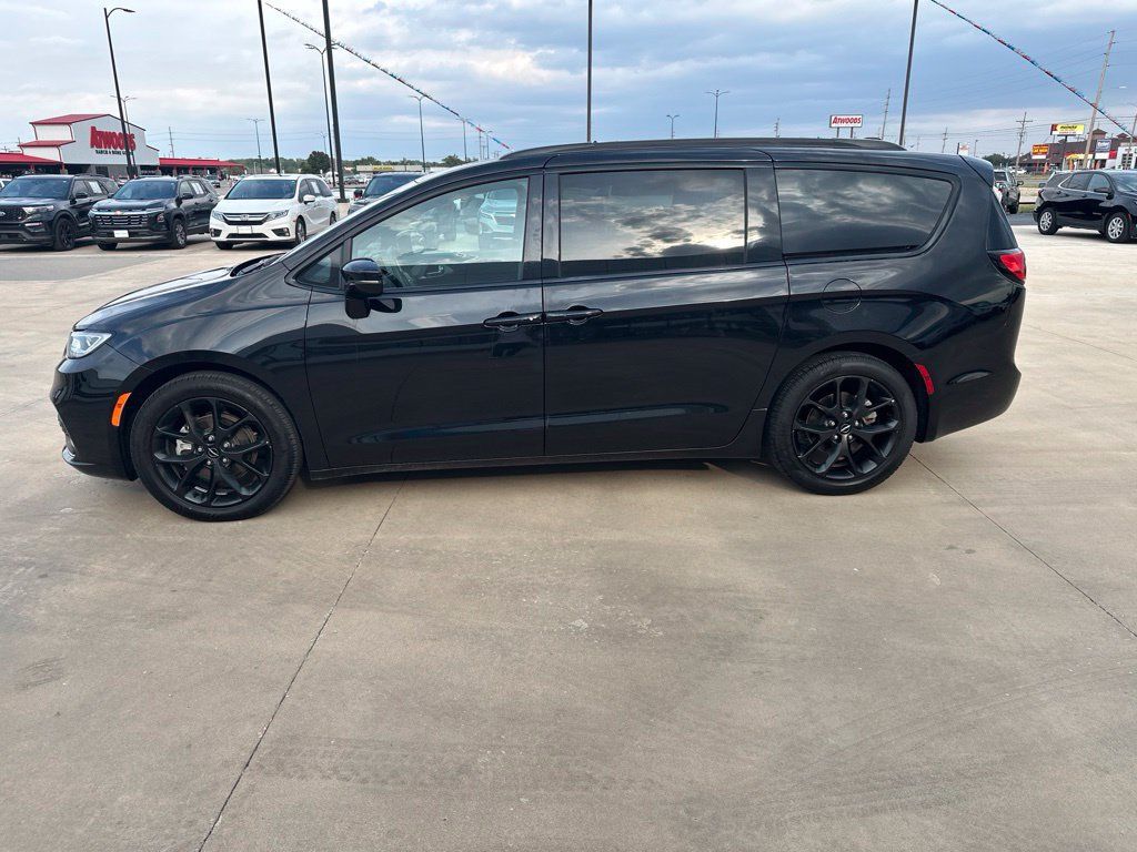 Used 2025 Chrysler Pacifica Limited FWD image 33