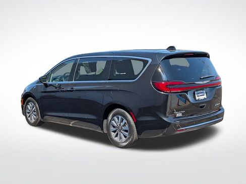 Used 2023 Chrysler Pacifica Touring-L FWD image 9