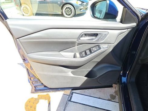 Used 2024 Nissan Rogue SL w/ SL Premium Package image 11