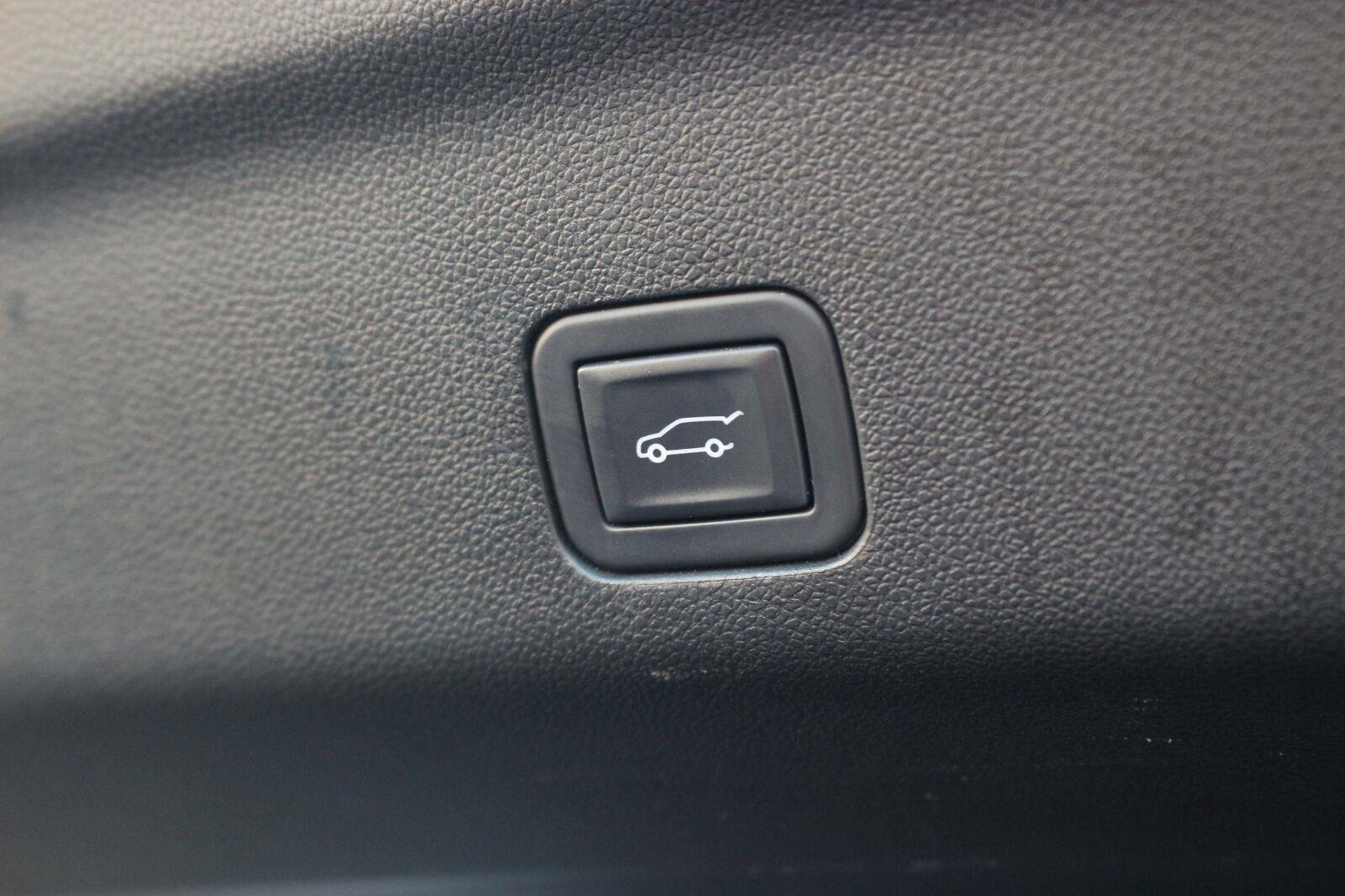 Used 2025 GMC Yukon AT4 Ultimate AWD/4WD image 12