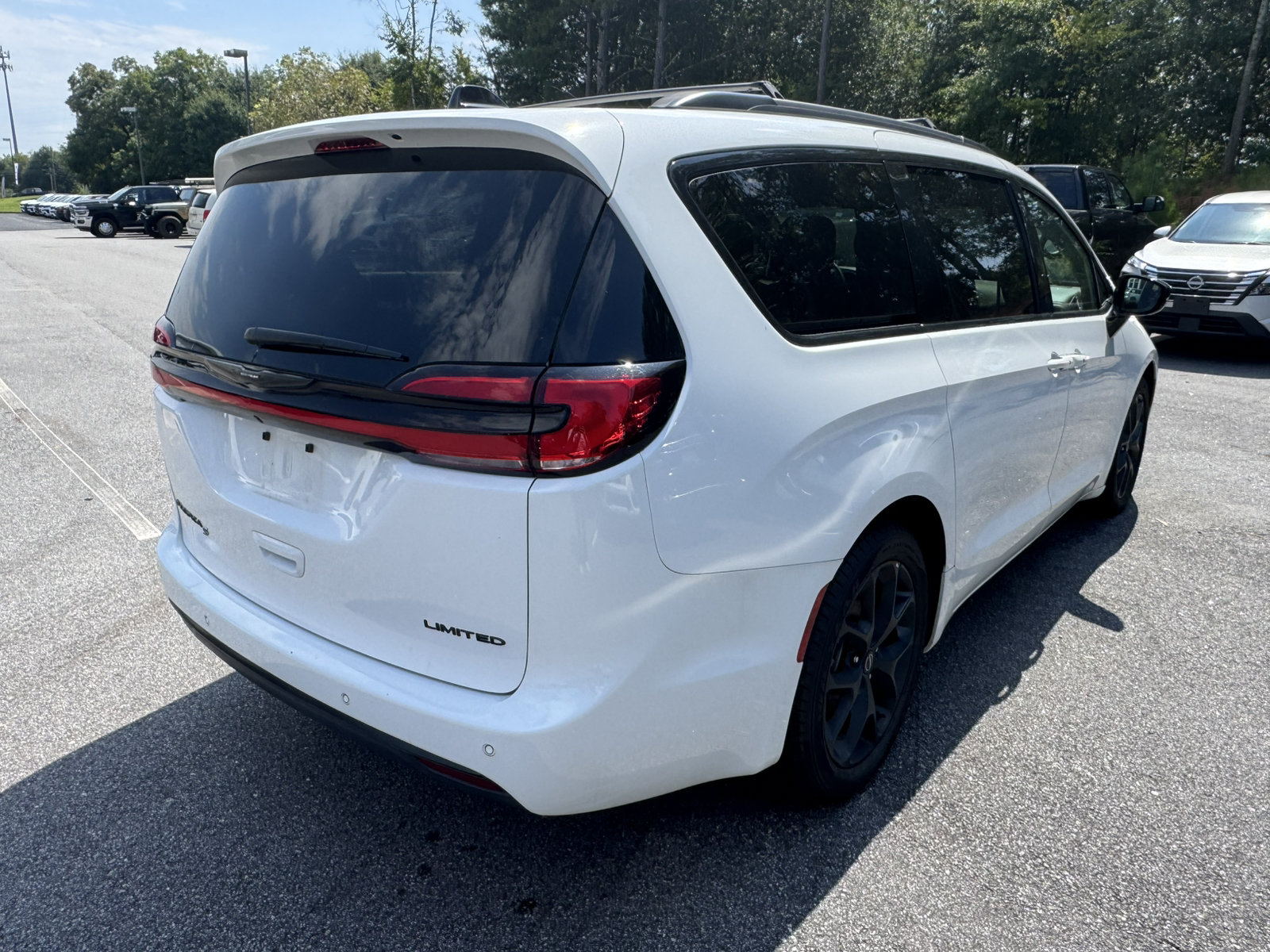 Used 2025 Chrysler Pacifica Limited FWD image 5