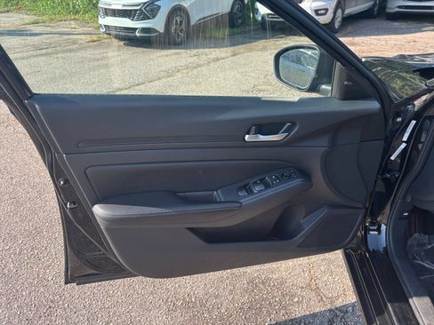 Used 2025 Nissan Altima 2.5 SV FWD image 18