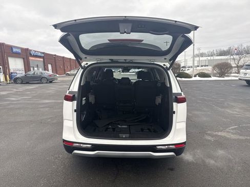 Used 2023 Kia Carnival EX image 22