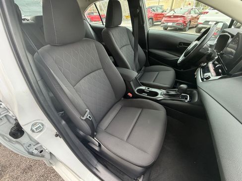 Used 2025 Toyota Corolla LE image 38