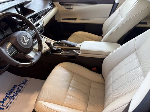 Used 2016 Lexus ES 350 w/ Luxury Package w/Wood Trim FWD image 25