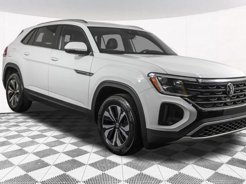 Used 2025 Volkswagen Atlas Cross Sport SE FWD image 11