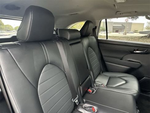 Used 2023 Toyota Highlander XLE image 26