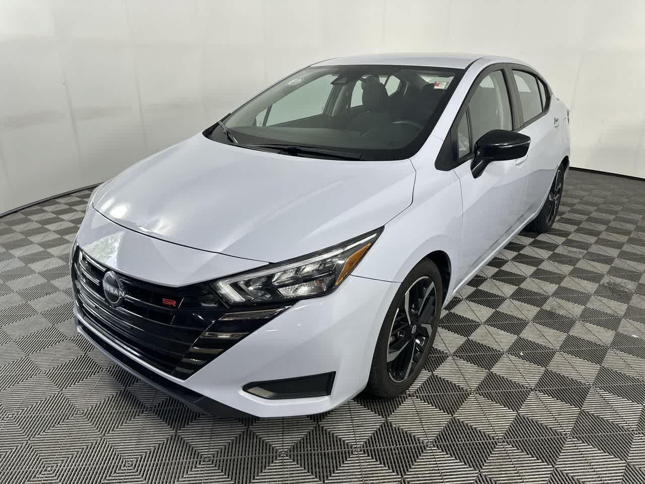 Used 2024 Nissan Versa SR FWD image 12
