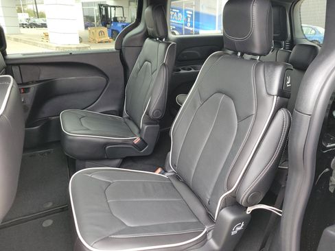 New 2026 Chrysler Pacifica Limited image 17