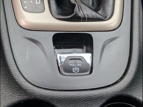 Used 2017 Jeep Cherokee Sport w/ Cold Weather Group image 18