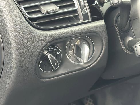 Used 2021 Porsche Macan w/ Premium Package image 17